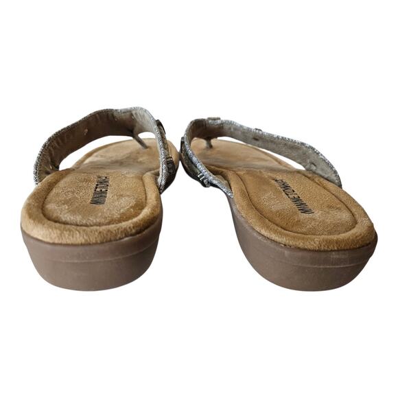 MINNETONKA Women 10 M Silverthorne Thong Sandals Fabric Upper Silver Accents - Picture 5 of 9